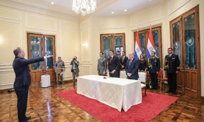 Santiago Peña tomó juramento a Carlos Fernández Valdovinos como ministro de Economía y Finanzas. Foto: Presidencia.