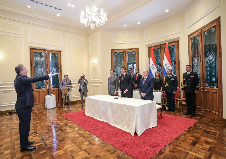 Santiago Peña tomó juramento a Carlos Fernández Valdovinos como ministro de Economía y Finanzas. Foto: Presidencia.