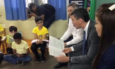 Santiago Peña leyendo libros de cuento a los niños. Foto: Captura de pantalla.