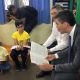 Santiago Peña leyendo libros de cuento a los niños. Foto: Captura de pantalla.