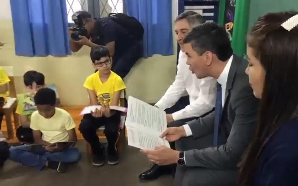 Santiago Peña leyendo libros de cuento a los niños. Foto: Captura de pantalla.