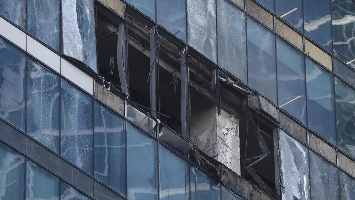 Edificio dañado en Moscú tras el impacto de un dron. Foto: EFE.