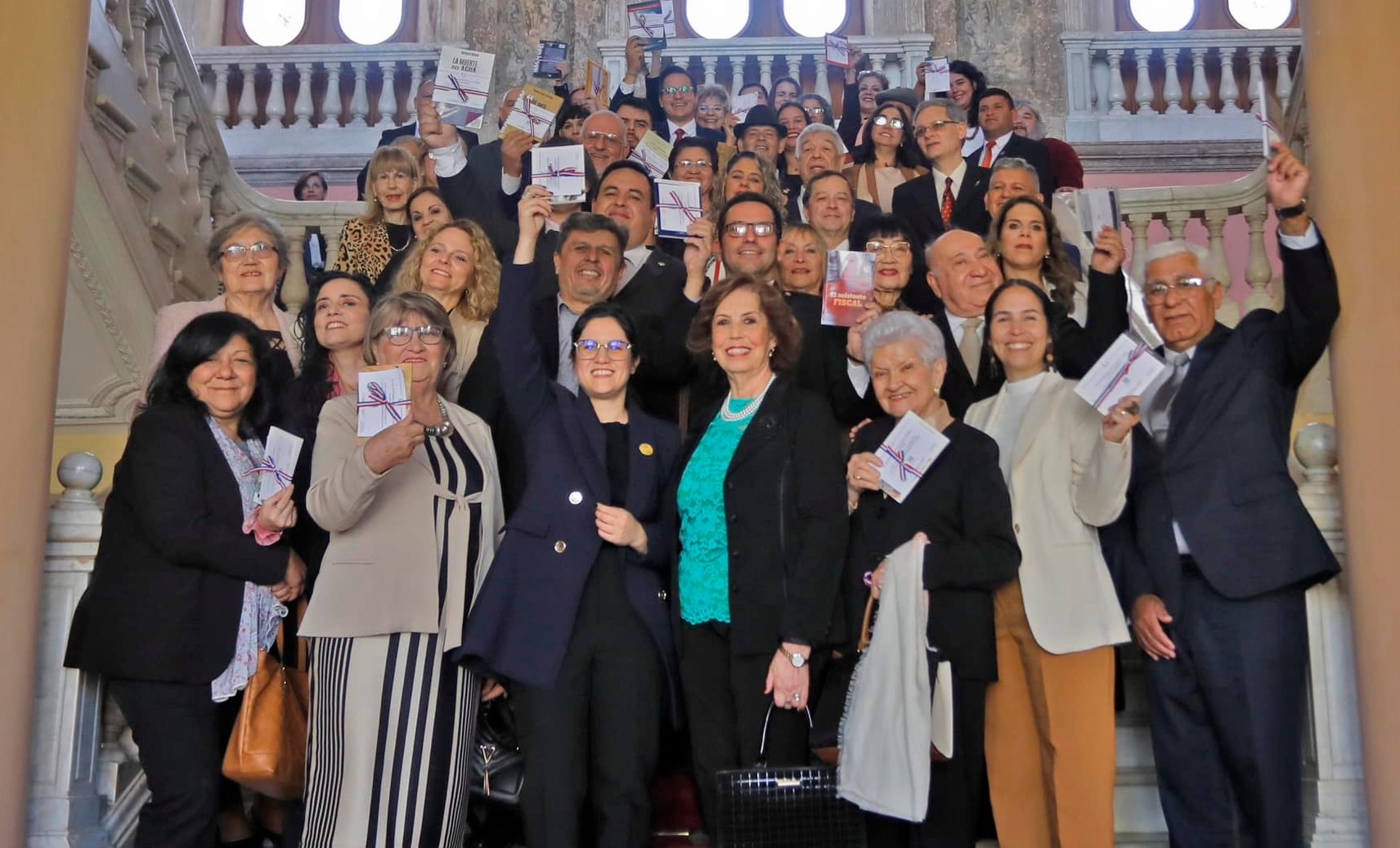 Referentes del mundo del libro junto a la ministra de Cultura en el Palacio de López. Cortesía