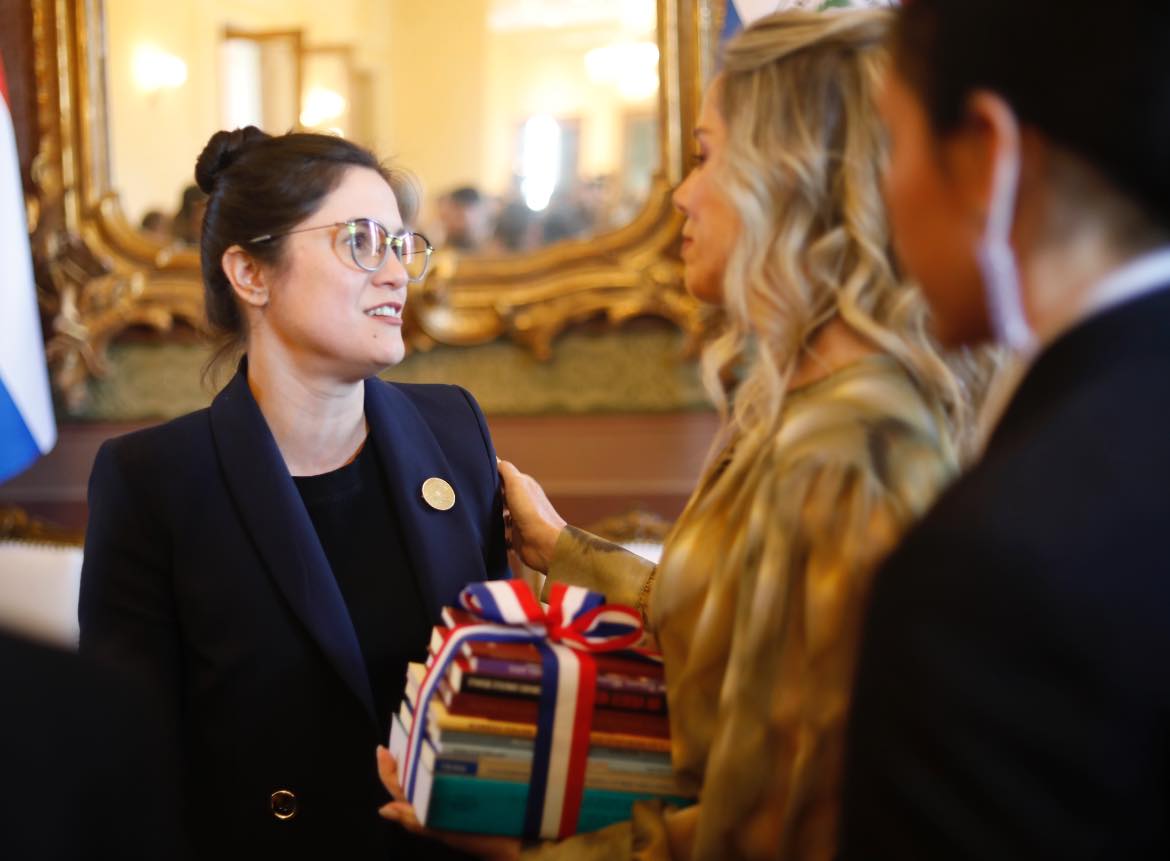 Adriana Ortiz Semidei, ministra de Cultura, junto a la Primera Dama durante el acto de hoy. Cortesía