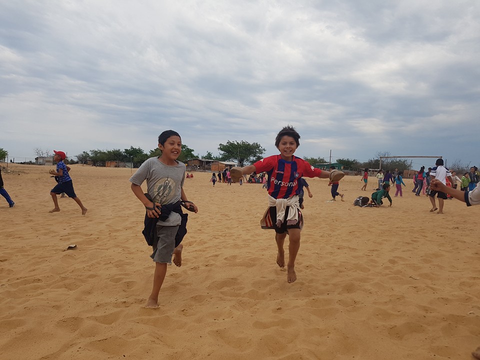 Niños en Paraguay. Foto: Mita'i Ndive.