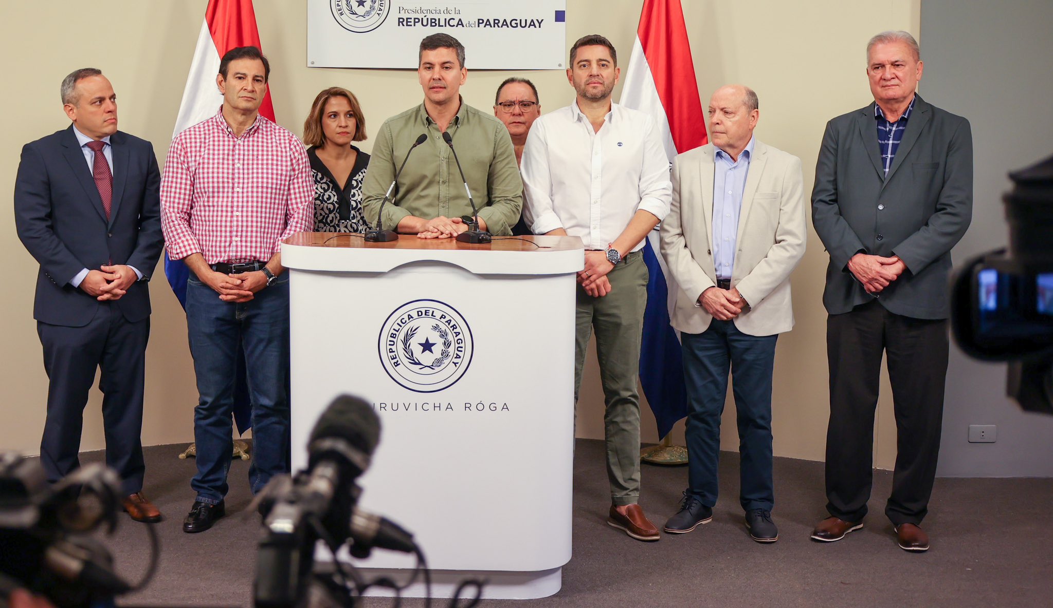 Representantes de los tres poderes del Estado se reunieron el domingo para tratar de coordinar acciones contra la corrupción, contrabando y otros flagelos que socaban la institucionalidad y dejan en zozobra a la ciudadanía. Foto: Presidencia.