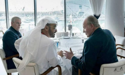 Juan Carlos I, durante una comida hace años con Mohammed Bin Zayed al-Nahyan. Foto: Infobae.