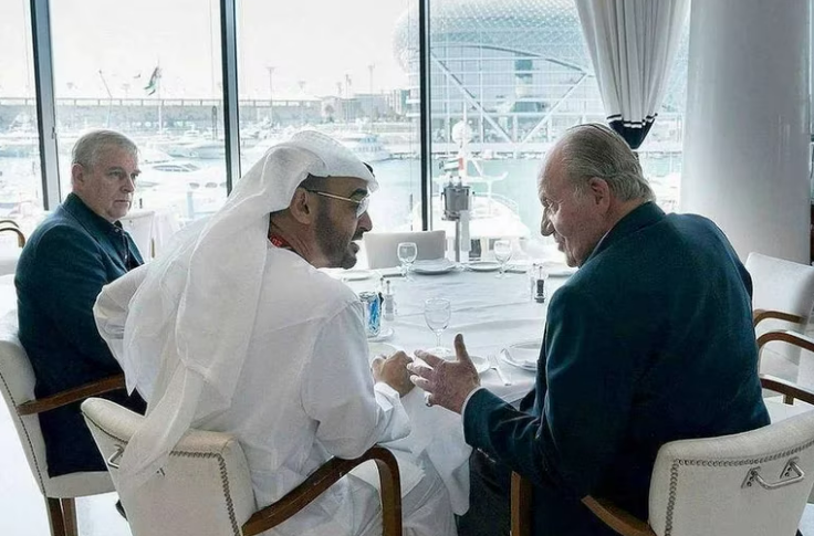 Juan Carlos I, durante una comida hace años con Mohammed Bin Zayed al-Nahyan. Foto: Infobae.