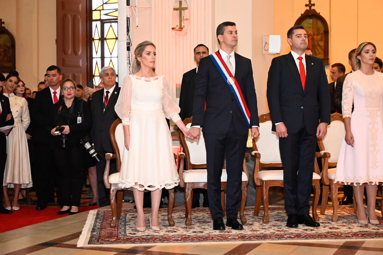 La misa Te Deum contó con la participación del presidente Santiago Peña, la primera dama Leticia Ocampos, el vicepresidente Pedro Alliana y su esposa Fabina Souto. Foto: Gentileza.