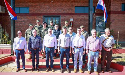 Abdo, Peña y autoridades militares. Foto: Gentileza.