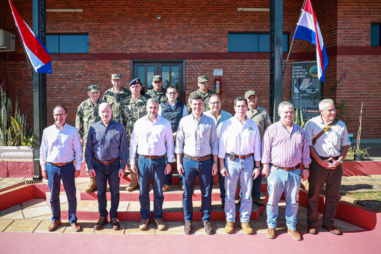 Abdo, Peña y autoridades militares. Foto: Gentileza.