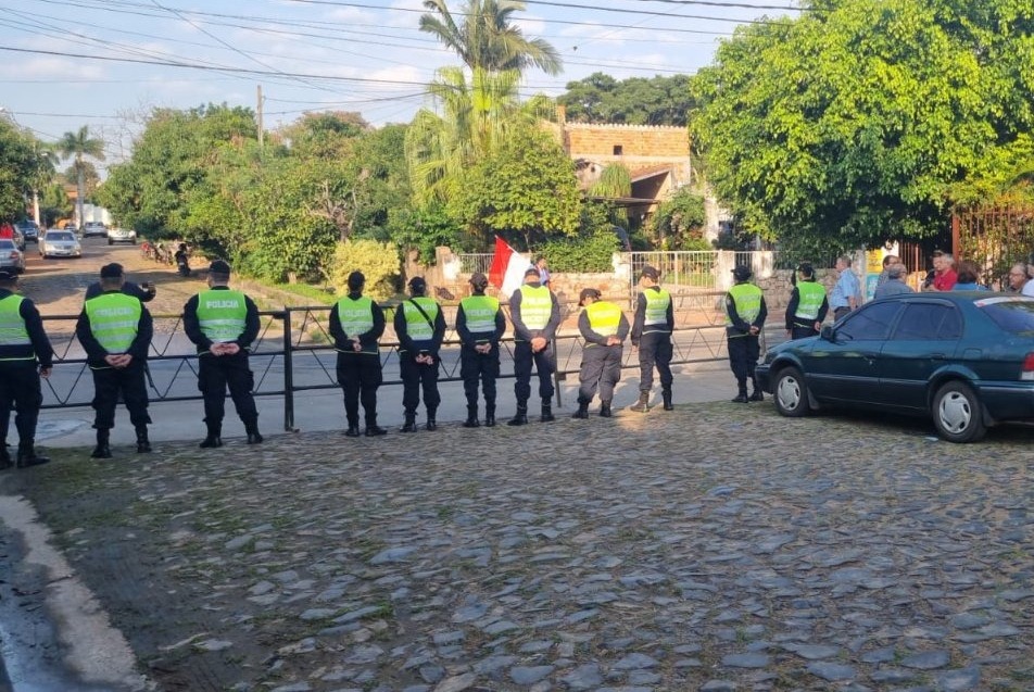 Fuerte dispositivo de seguridad en inmediaciones de la vivienda de Santiago Peña. Foto: Ñanduti.