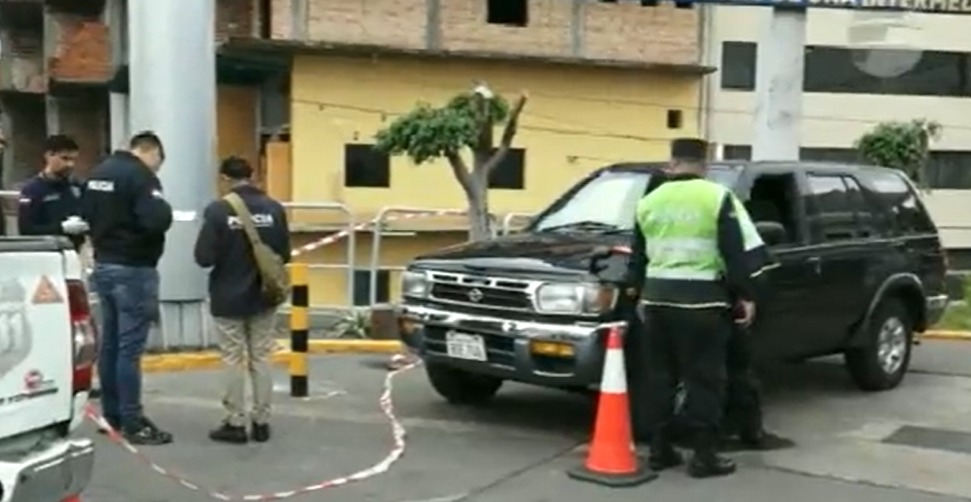 Los agentes policiales intervinieron tras el violento asalto. Foto: captura Telefuturo.