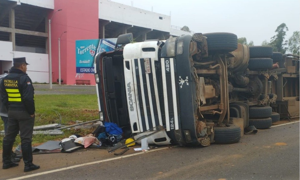 El camión volcó pero afortunadamente no hubo heridos de gravedad. Foto: Radio Uno.