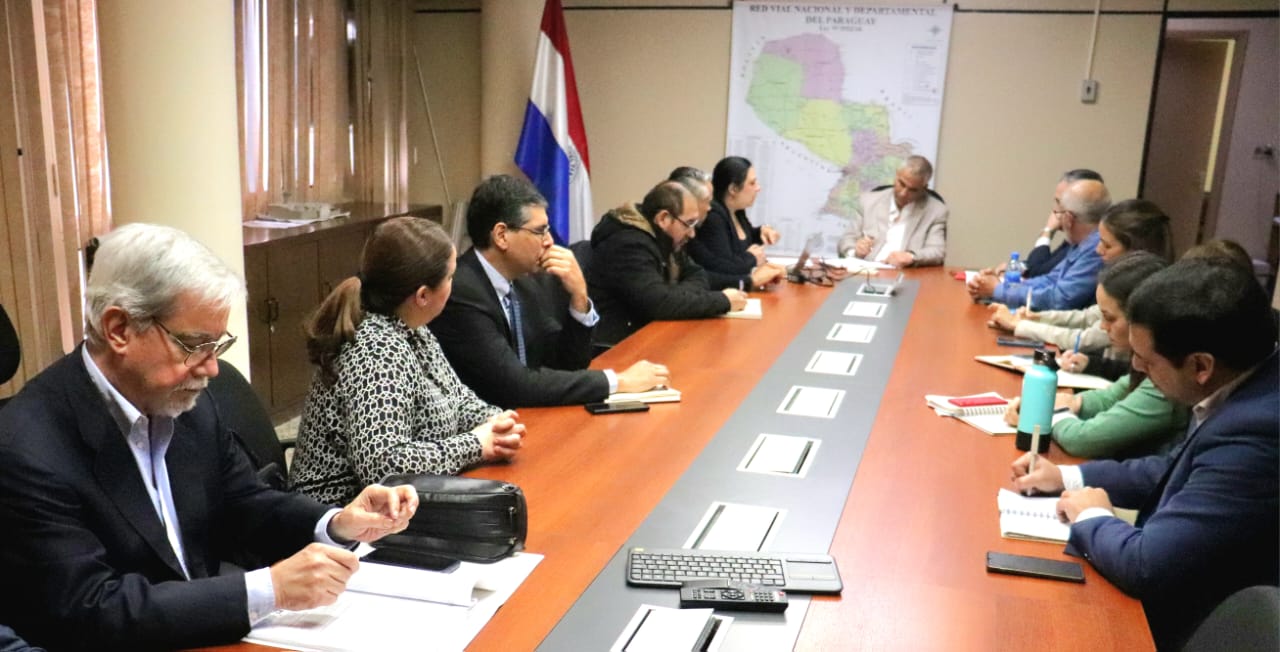 Reunión entre autoridades del MEC y el MOPC para avanzar en el proyecto. Foto: MOPC.