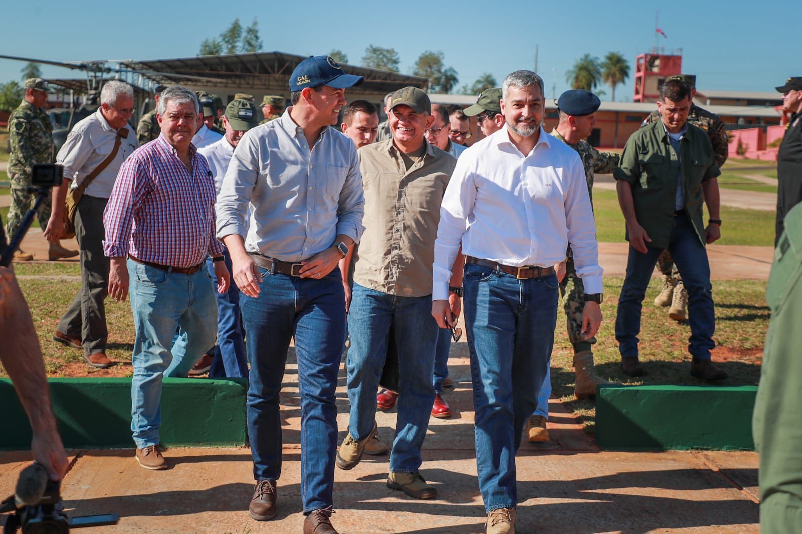 Mario Abdo Benítez y Santiago Peña arribando a la base del CODI en Arroyito, Departamento de Concepción. Foto: Gentileza.