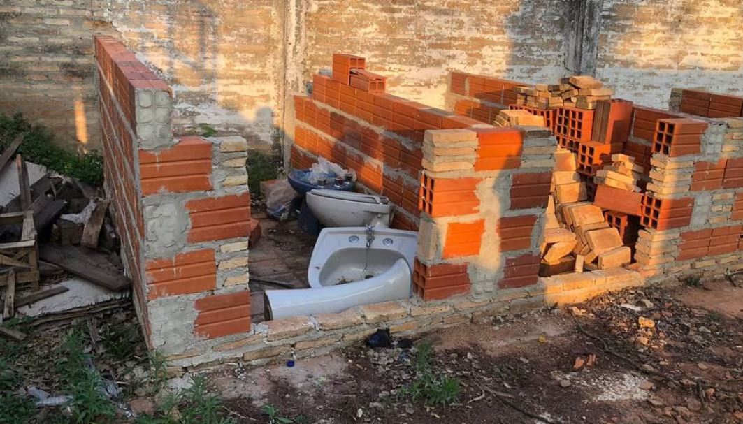 En estas condiciones se encuentra el único baño que tenía la institución. Foto: Gentileza.