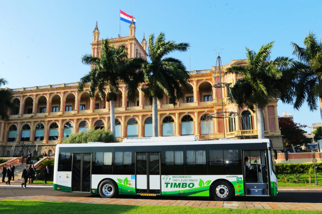 Uno de los buses eléctricos que fueron presentados en la Costanera. Foto Agencia IP