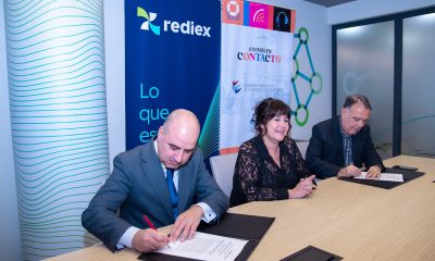 Oscar París, presidente de Capacc, Gilda Arréllaga, viceministra de Rediex, y Gustavo Acuña, tesorero de Capacc, suscribieron el convenio. Foto: Gentileza.