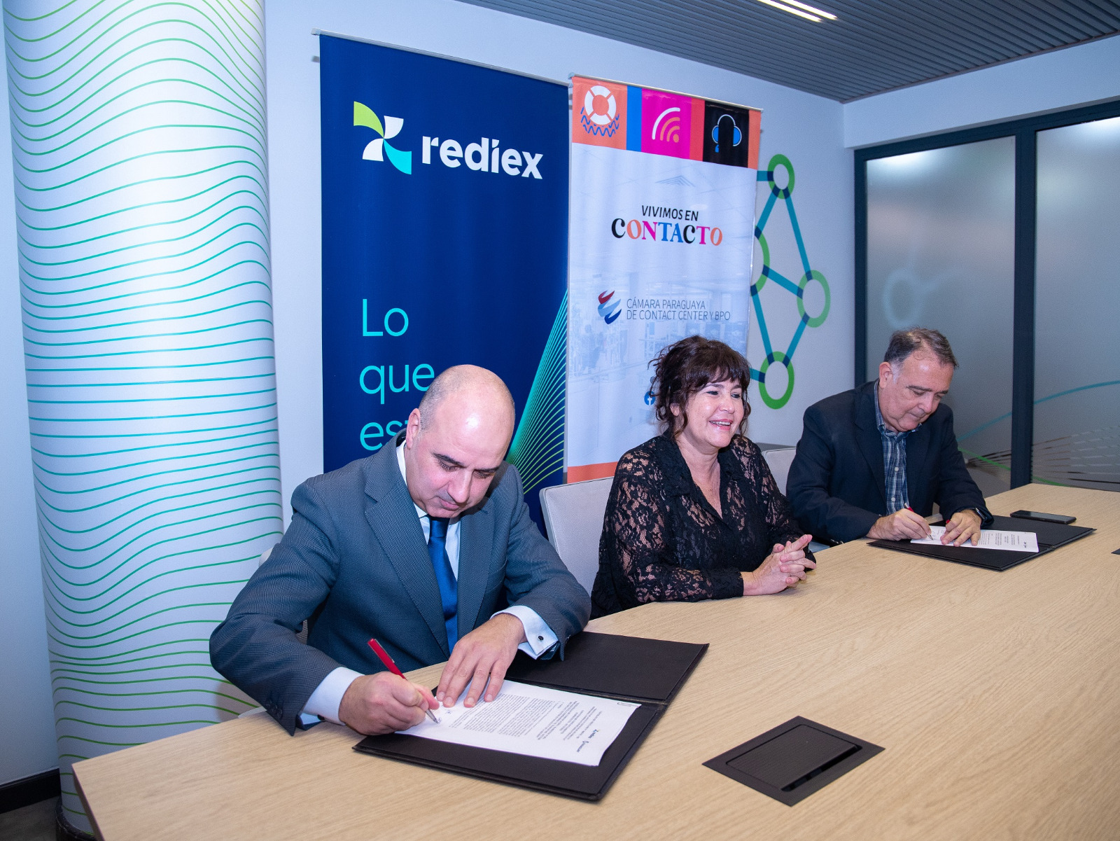 Oscar París, presidente de Capacc, Gilda Arréllaga, viceministra de Rediex, y Gustavo Acuña, tesorero de Capacc, suscribieron el convenio. Foto: Gentileza.