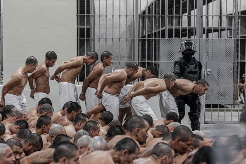 La política carcelaria de Bukele ha llamado la atención a nivel internacional. Foto: BBC.