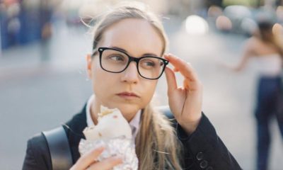 Mujer comiendo. Foto: BBC.