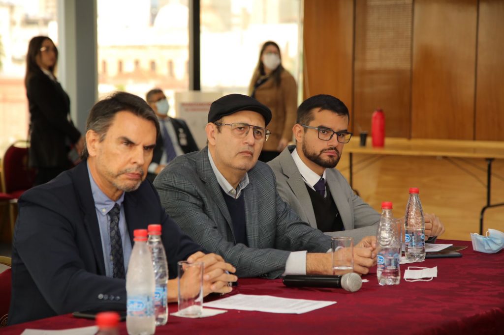 Erico Galeano (centro) junto a su abogado Cristóbal Cáceres (izq). Foto: Gentileza.