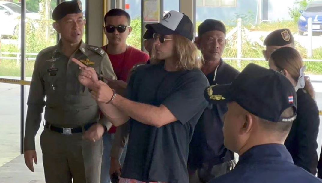 Daniel Sancho, esposado y rodeado de agentes de policía, durante un recorrido por la isla de Koh Phangan (Tailandia) para reconstruir el asesinato del colombiano Edwin Arrieta, en una imagen facilitada por la policía tailandesa. Foto: El Mundo.