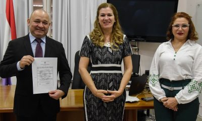 Ministra Teresa Barán hizo entrega de resoluciones a los viceministros de la cartera sanitaria. Foto: MSP BS.