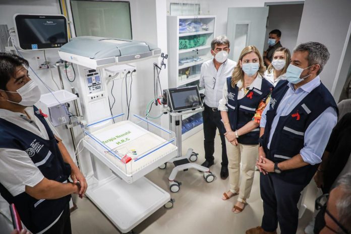 Habilitación de camas para terapia intensiva neonatal en el Hospital Regional de Caacupé. Foto Presidencia