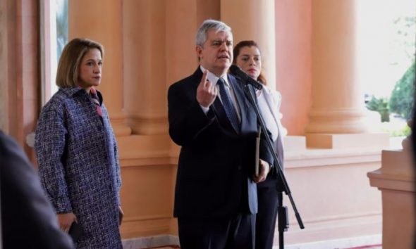 El ministro del Interior, Enrique Riera, con la jefa de Gabinete Lea Giménez y la ministra de la Mujer, Cynthia Figueredo. Foto Presidencia.