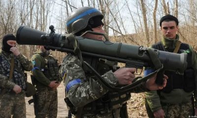 Un soldado ucraniano se familiariza con el cañón sueco Carl Gustaf M4 (imagen de archivo).