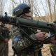 Un soldado ucraniano se familiariza con el cañón sueco Carl Gustaf M4 (imagen de archivo).