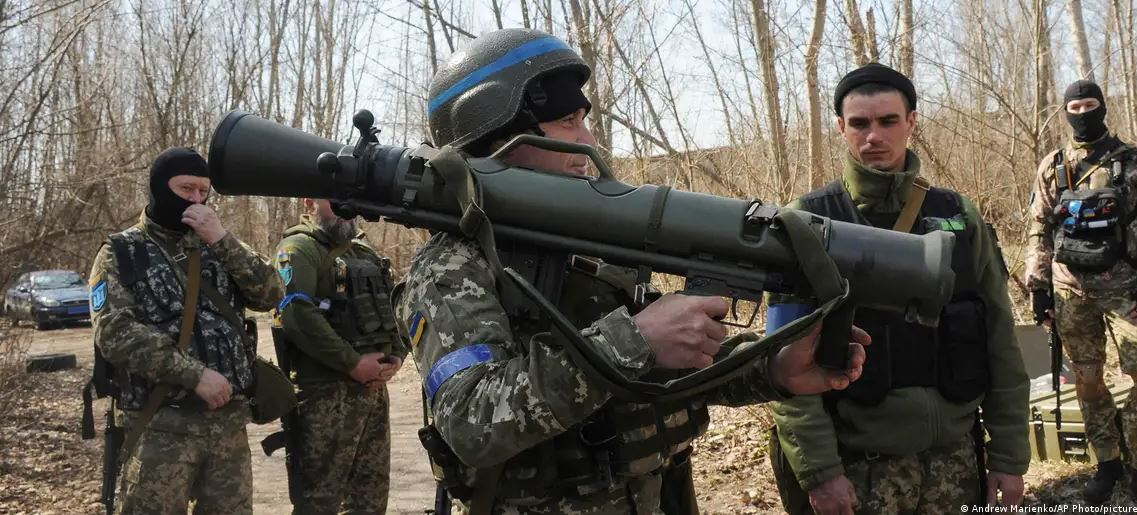 Un soldado ucraniano se familiariza con el cañón sueco Carl Gustaf M4 (imagen de archivo).