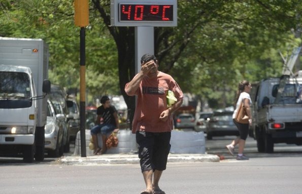 La ola de calor golpea sobre todo a niños y a personas mayores. Foto: Gentileza.