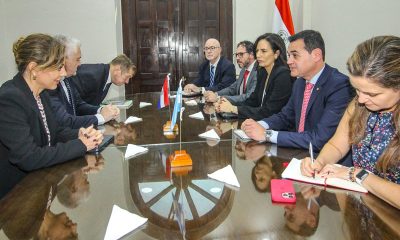 El canciller nacional, Rubén Ramírez Lezcano, junto a la ministra de Obras Públicas, Claudia Centurión, mantuvieron una reunión con una delegación argentina conformada por la ingeniera Flavia Royon -secretaría de Energía del vecino país- José Beni -presidente de la Autoridad General Portuaria de Argentina-, Fernando de Vido -director Ejecutivo de la EBY y Raúl Pérez -asesor del ministro de Economía de Argentina- por la hidrovía Paraguay - Paraná y también la energía de Yacyretá. Foto: Gentileza.