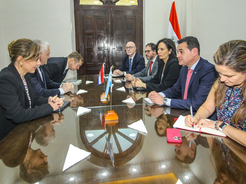 El canciller nacional, Rubén Ramírez Lezcano, junto a la ministra de Obras Públicas, Claudia Centurión, mantuvieron una reunión con una delegación argentina conformada por la ingeniera Flavia Royon -secretaría de Energía del vecino país- José Beni -presidente de la Autoridad General Portuaria de Argentina-, Fernando de Vido -director Ejecutivo de la EBY y Raúl Pérez -asesor del ministro de Economía de Argentina- por la hidrovía Paraguay - Paraná y también la energía de Yacyretá. Foto: Gentileza.