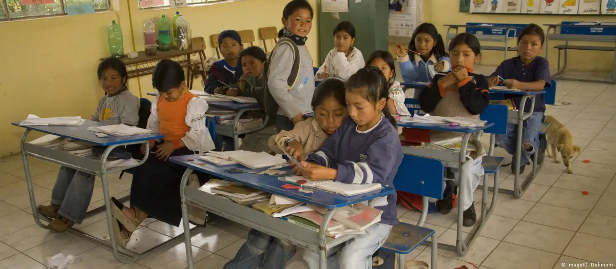 Alumnos en escuela de Ecuador. Foto: DW.