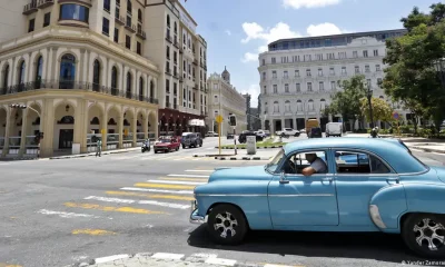 Un automóvil antiguo circula por las calles de La Habana, la capital, que volverá a verse afectada por apagones. Foto: DW.