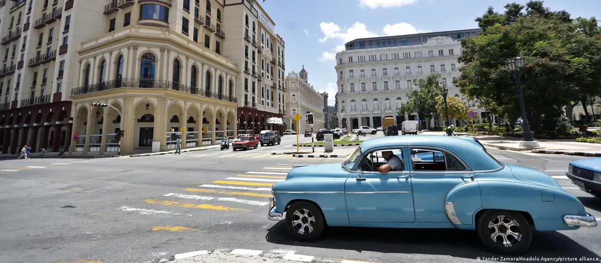 Un automóvil antiguo circula por las calles de La Habana, la capital, que volverá a verse afectada por apagones. Foto: DW.