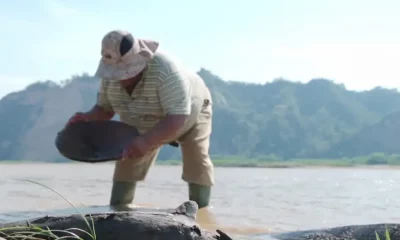 Una mujer busca oro en un parque nacional boliviano.. Foto: DW.