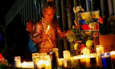 Una niña venezolana prende una vela en honor a los migrantes venezolanos que murieron en un incendio en una celda de reclusión en la ciudad mexicana de Ciudad Juarez. Foto:DW.