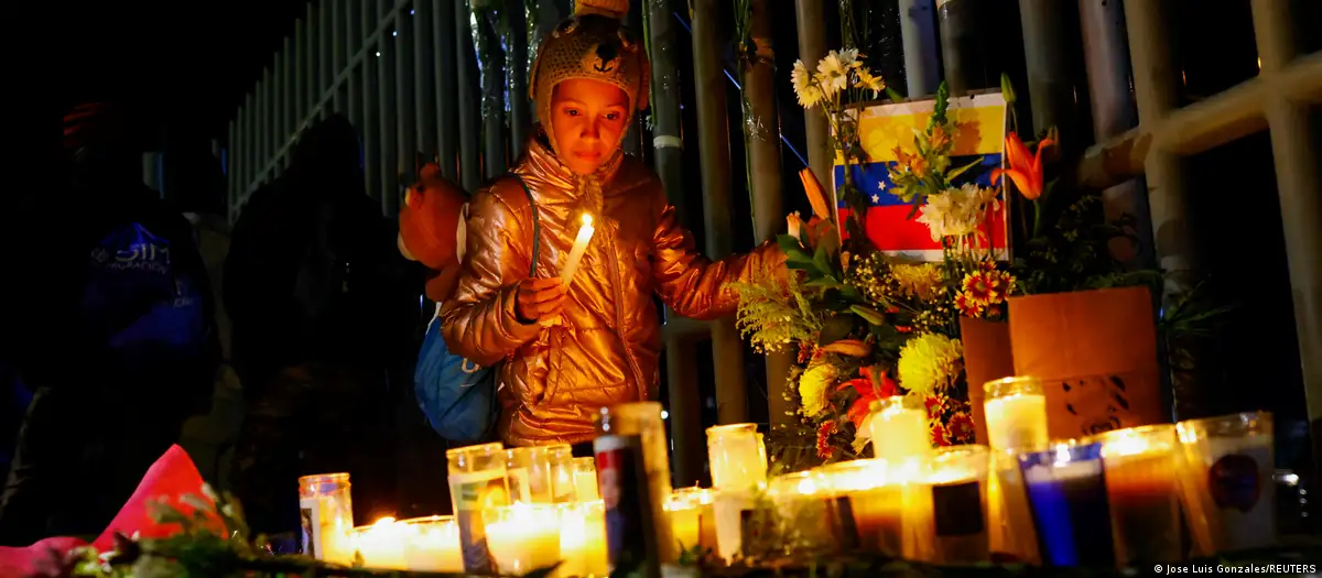 Una niña venezolana prende una vela en honor a los migrantes venezolanos que murieron en un incendio en una celda de reclusión en la ciudad mexicana de Ciudad Juarez. Foto:DW.