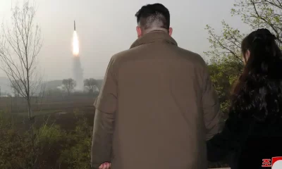 Gobernante norcoreano Kim Jong-un y su hija Ju-ae observando una de sus múltiples pruebas armamentistas. Foto: DW.