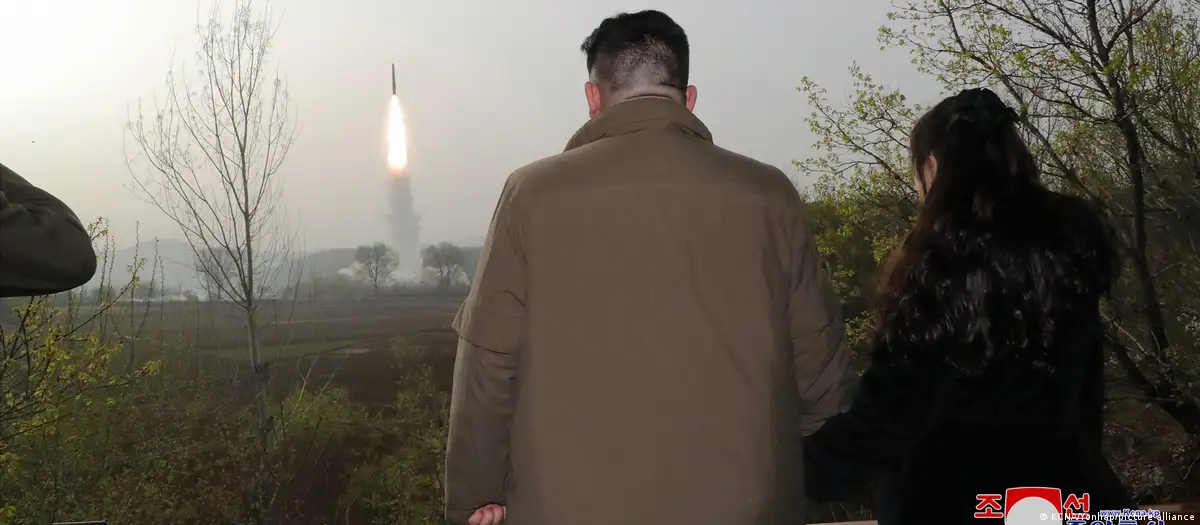 Gobernante norcoreano Kim Jong-un y su hija Ju-ae observando una de sus múltiples pruebas armamentistas. Foto: DW.