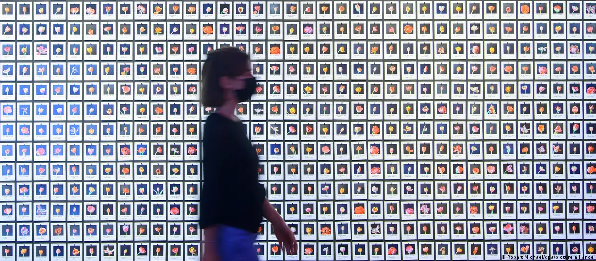 Una periodista en visita de prensa a la exposición "Inteligencia Artificial - Máquinas - Aprendizaje - Sueños Humanos" en el "Deutsches Hygiene-Museum" de Dresde. Foto: DW.