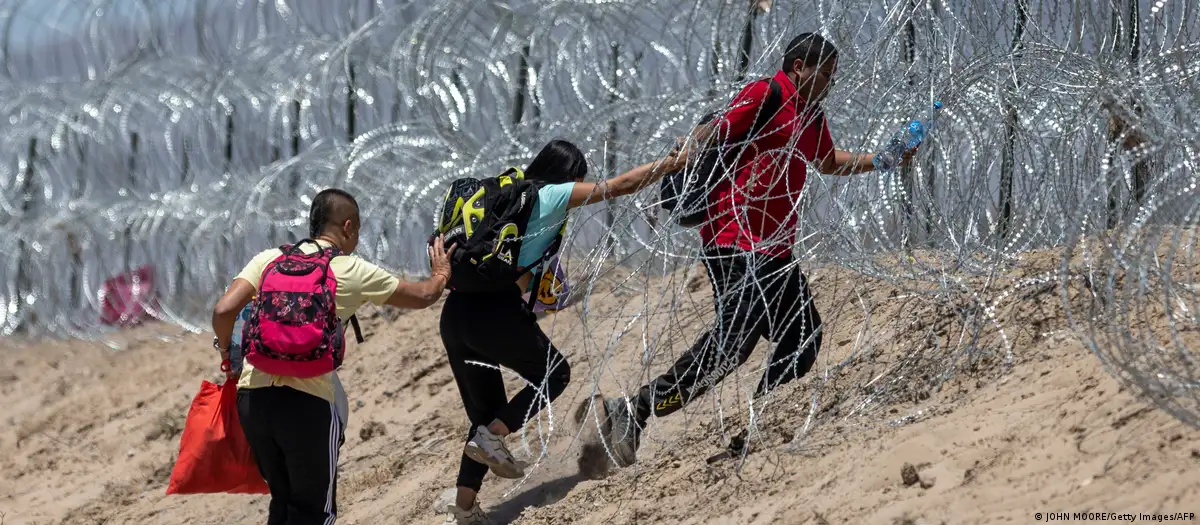 Migrantes en la frontera entre EE. UU. y México, en El Paso, Texas. Foto: DW.