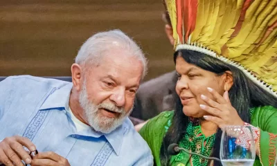 , Luiz Inácio Lula da Silva, junto a su ministra de Pueblos Indígenas, Sonia Guadalajara, el pasado 8 de agosto en una cumbre amazónica en Belem. Foto: DW.