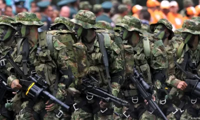 Soldados colombianos durante un desfile militar. Foto: DW. Archivo.