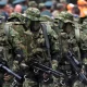 Soldados colombianos durante un desfile militar. Foto: DW. Archivo.